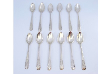 Conjunto de doze colheres de café em prata com os cabos relevados.